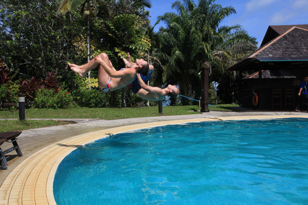 Caroline en Sytse doen synchroon een salto